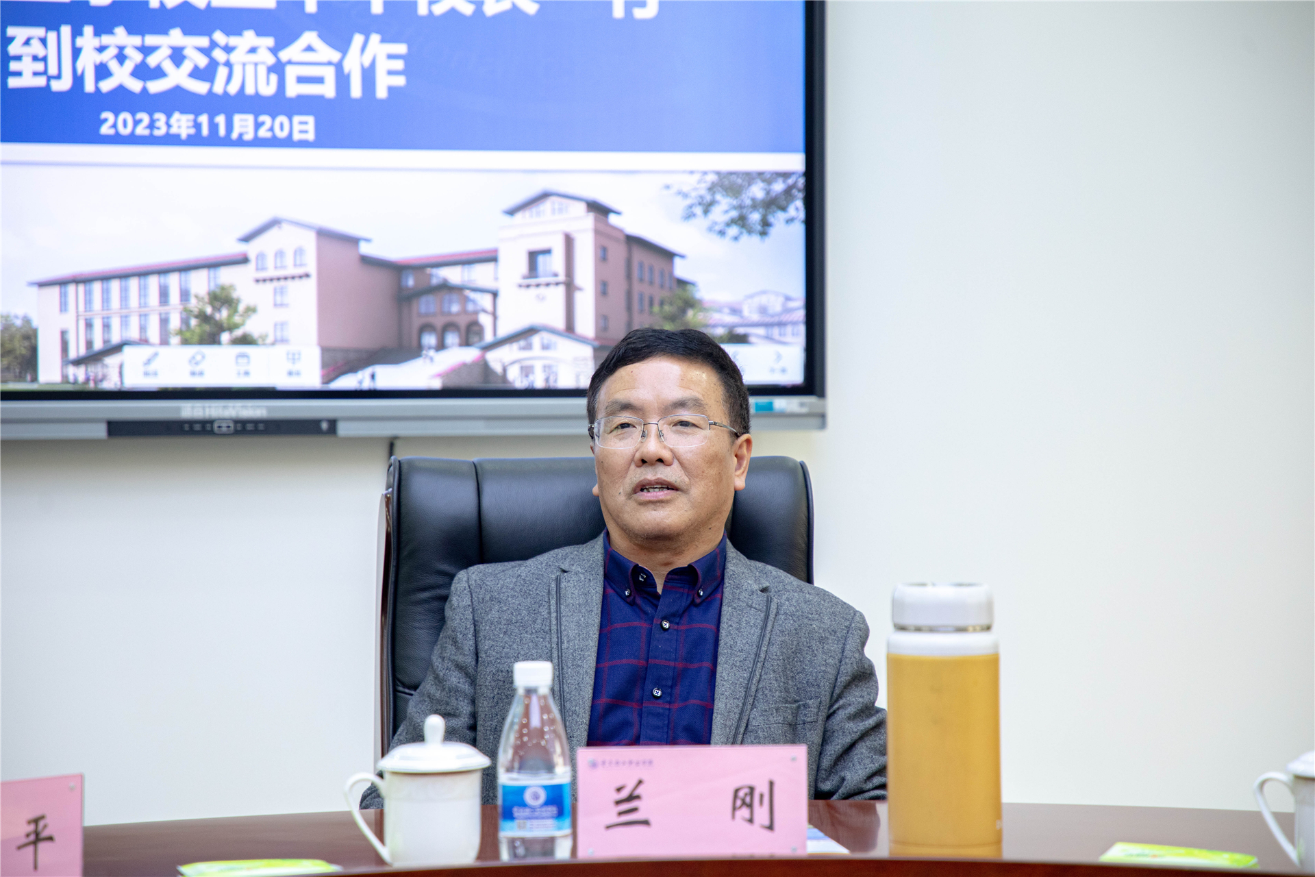 重庆市农业学校王华平校长一行来校交流合作